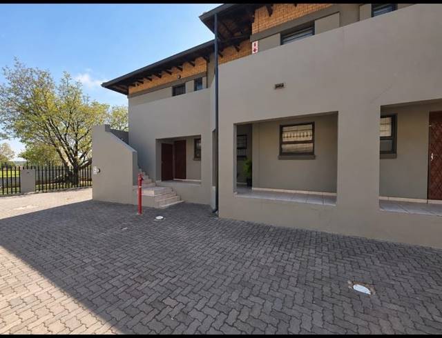 2 BEDROOM TOWNHOUSE FOR SALE IN BRACKENHURST